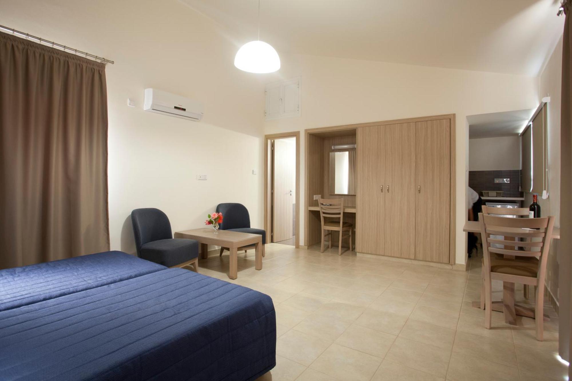 Lägenhetshotell Makronisos Village 3*
